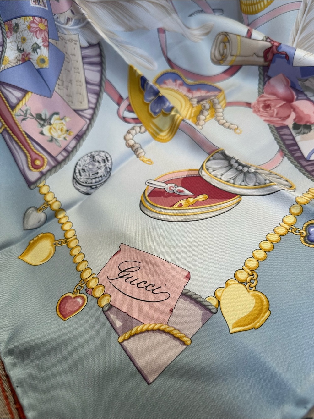 GUCCI ❤️🌟GOLD HEART AND FEATHER PRINT SCARF ⭐️ - Picture 2 of 4